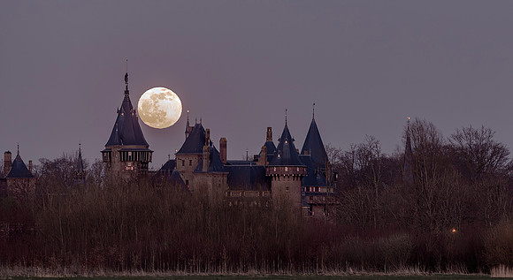 De volle maan boven Kasteel De Haar, Haarzuilens 18-03-2022, S1A6158 def rec X II
