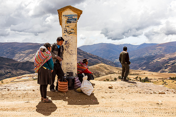 Wachten op de bus, waiting for the bus, Paucartambo, Perú 2015